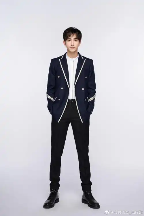 艾回混血小孩的全身照也太帅了