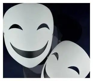 虽然满面笑容,但看起来却略显诡异,仿佛戴着一张笑脸面具一般,十足的