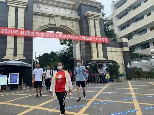 直击高考首日现场:为44000余名绵阳学子加油!