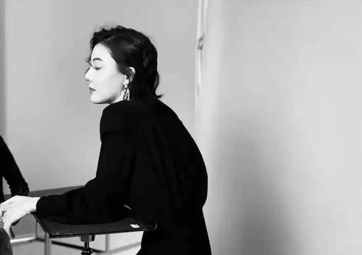 车晓黑白格调写真图片,分享一组车晓图片给大家,图中的明星图片壁纸会