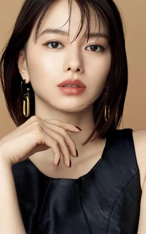 24岁女星山本舞香无戏可拍,转型时尚路线被赞国际感十足