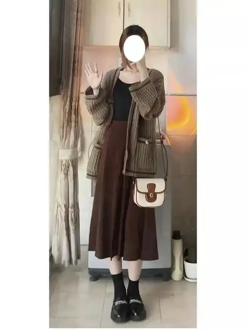 咖啡色半身裙和什么最搭配显高档,咖啡色半身裙好搭配吗(咖色半身裙