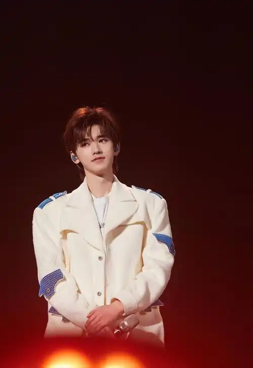 这组照片中,宋亚轩展现出了无与伦比的帅气和魅力,让人们对他的喜爱