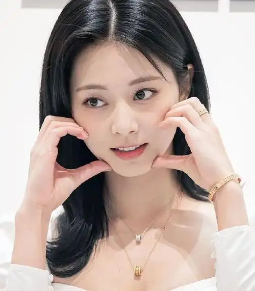 twice超话97#momo平井桃1109生日快乐#231108 韩网更新子瑜 damiani