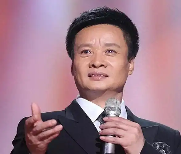 他深入全国各地进行采风,继承创新整理中国传统民歌,并致力于将这些