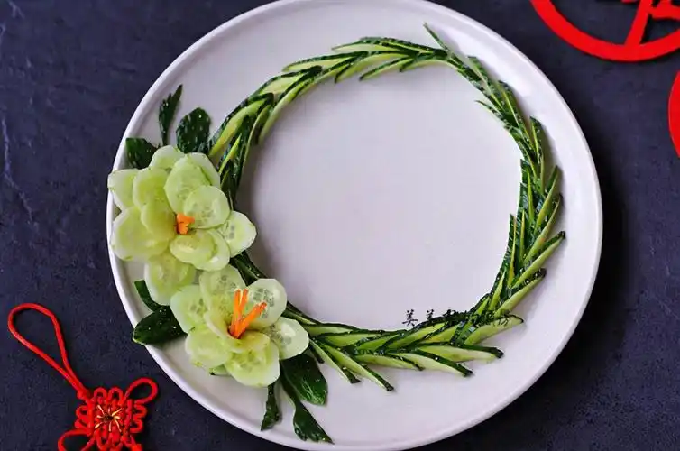 教你用黄瓜做盘饰不用雕刻不用画蘸酱还能吃年夜饭露一手