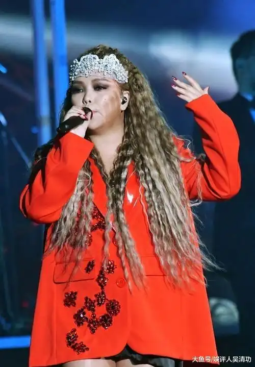 张惠妹在跨年演唱会"重量级"压轴登台: 大腿粗壮, 胖到认不出来