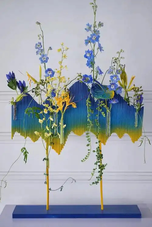 国潮风怎能少得了鲜花,再结合轻架构花艺,瞬间就提升了作品的价值和