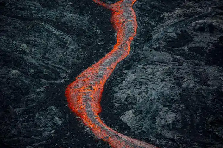 当地时间2021年3月20日,冰岛,法格拉达尔火山喷发的熔岩.