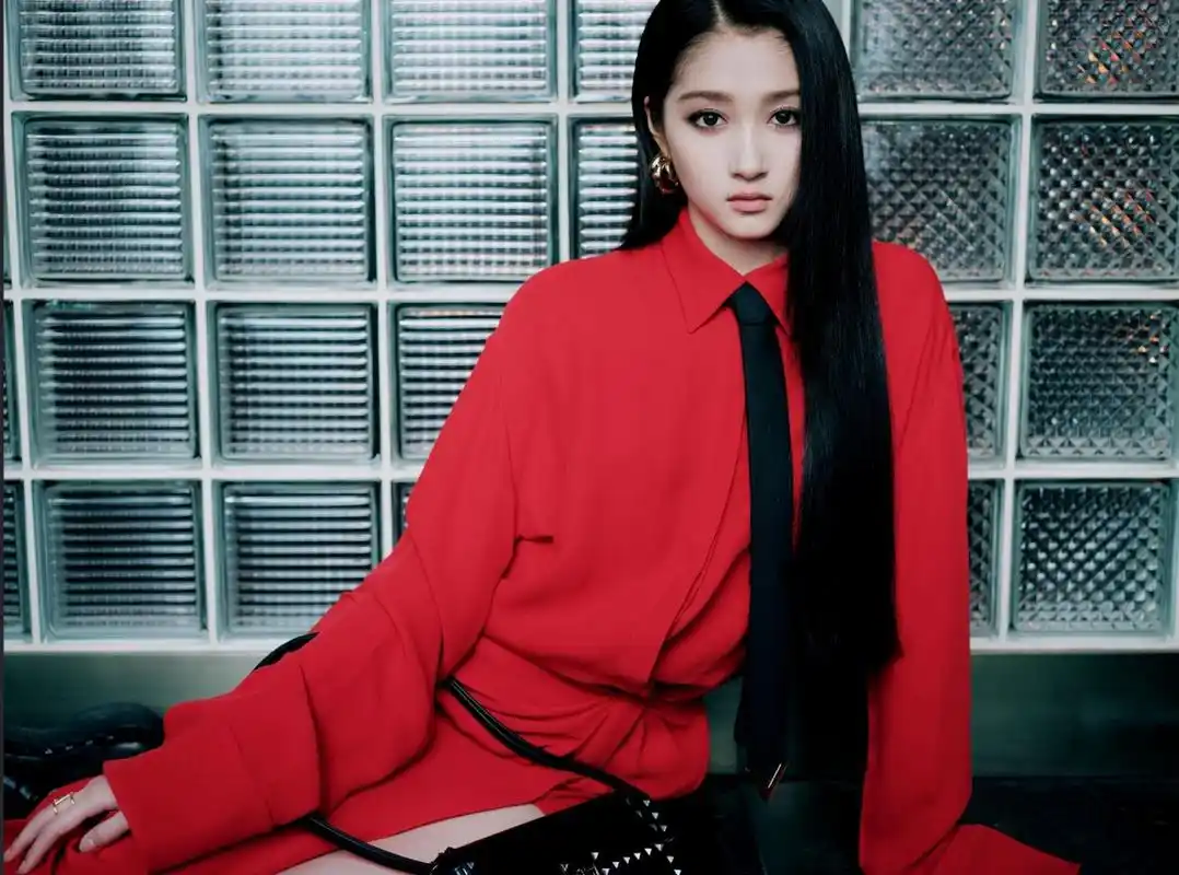 高贵冷艳,性感撩人的#关晓彤# 浓艳烟熏妆,穿高开叉红裙,修长美腿大秀