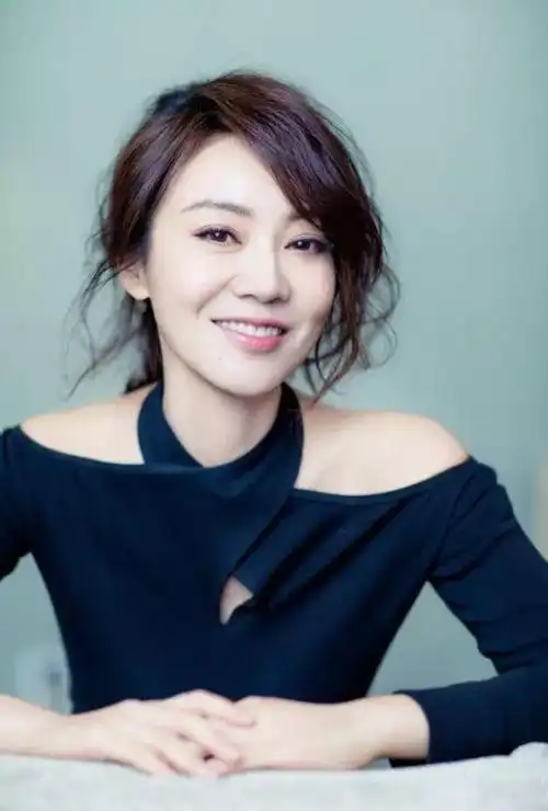 显"年轻"是关键,看闫妮就知道|发型|刘海|脸型|微卷_网易订阅