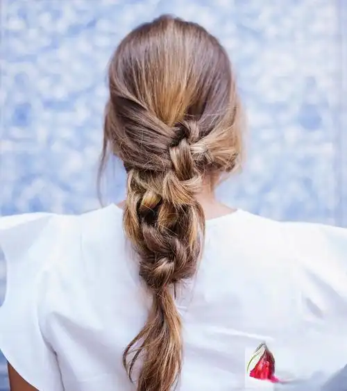 半扎发秋天头发最容易被吹乱的就是刘海部分,把这部分半扎起来就可以