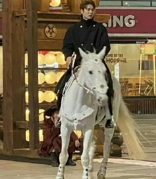 黄景瑜军装生图帅炸了!180斤中国硬汉超man,稳赢韩剧男神李敏镐