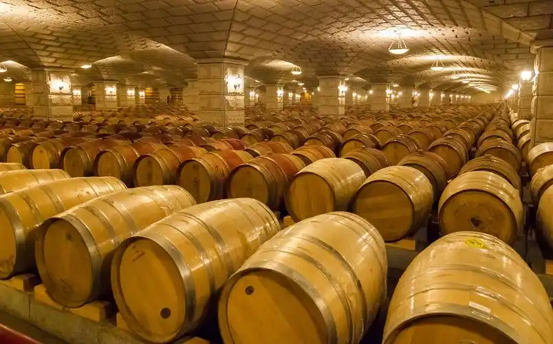 橡木桶本身也带有一定的单宁,在陈酿的过程中也会因为酒精的原因逐渐