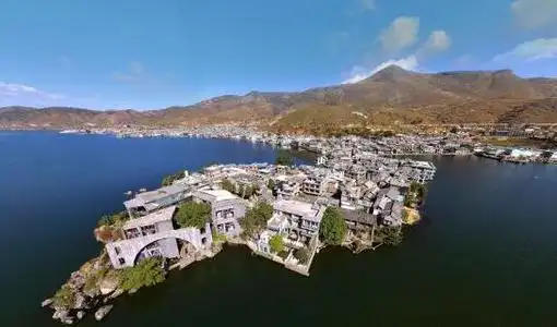 "月亮宫"和"太阳宫"坐落在云南大理,需要乘坐船才能到达目的地.