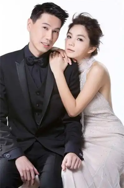 e成员ella陈嘉桦和未婚夫赖斯翔在台湾屏东举行订婚仪式,婚礼主题为"