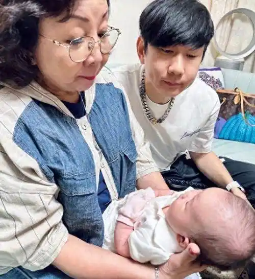 林俊杰晒抱娃照,嘟嘴对视,娃像妈,祖孙三代同框显温馨_哥哥_嫂子_侄女