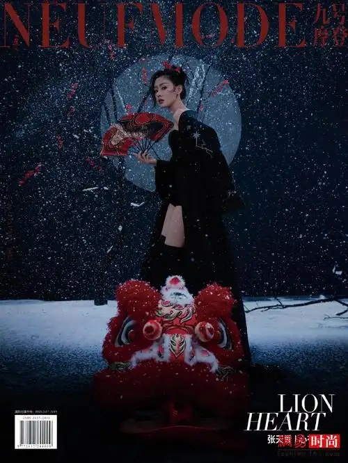 上游时尚张天爱雪景红梅国风大片手持红扇酷飒十足