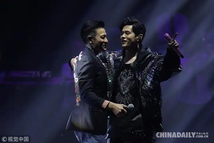 天王同框周杰伦刘德华拥抱合唱老婆昆凌台下当观众