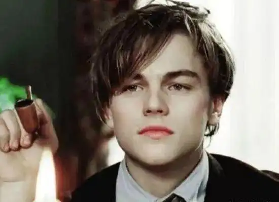 回眸一笑百魅生呐!一颦一笑都迷倒万千少女.典型的行走的荷尔蒙.