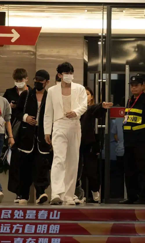 张杰在川大用川音演绎蜀道难#/#张杰川音演绎蜀道难#xhs还有几张下班