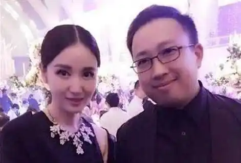 张萌的时尚身材依旧火辣,如今的她成为了影视的女老板_吕超_老公_礼服