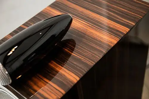 今次 700 signature 系列采用了独家的漆光黑檀木色箱身,外形更靓仔