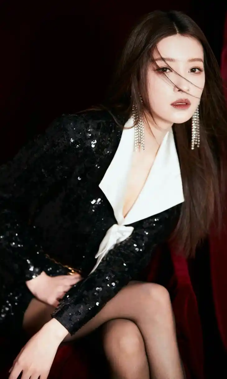 孙怡黑丝美腿写真,孙怡麻麻真的有种说不出来的味道,太诱人了#孙怡