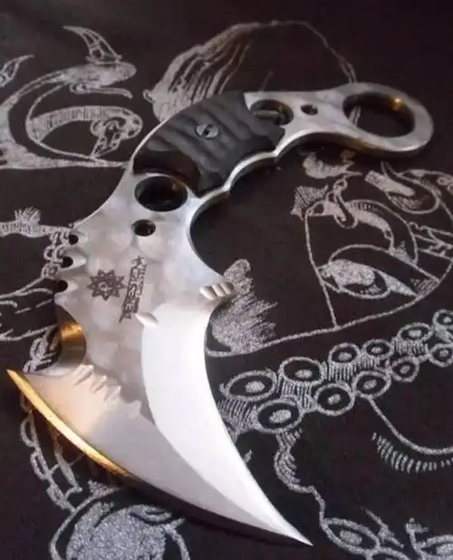 吴京战狼2的爪刀冷兵器,看过这些图片你就知道他的魅力了