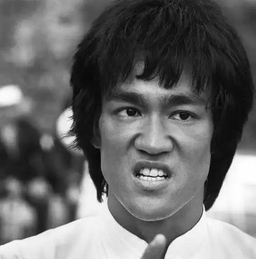 你收藏过哪些李小龙的经典照片?