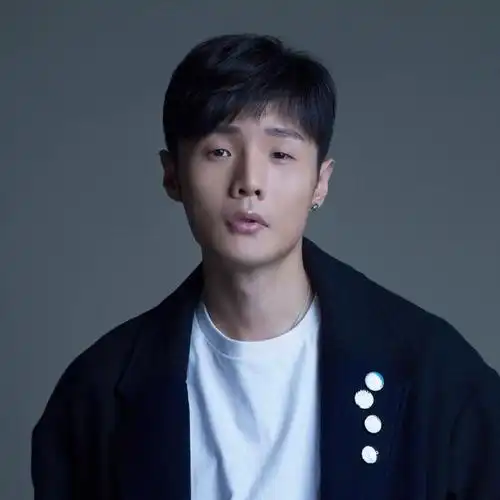 李荣浩照片与狗并列遭人格侮辱不料本尊竟然正面回应了