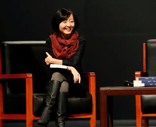 原创柴静穿衣少不了围巾成熟知性都是配出来的会穿的女人才够味