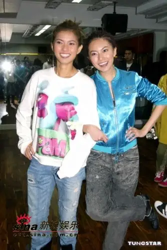 图文:余文乐黄伊汶2r为环球演唱会紧张彩排(2)