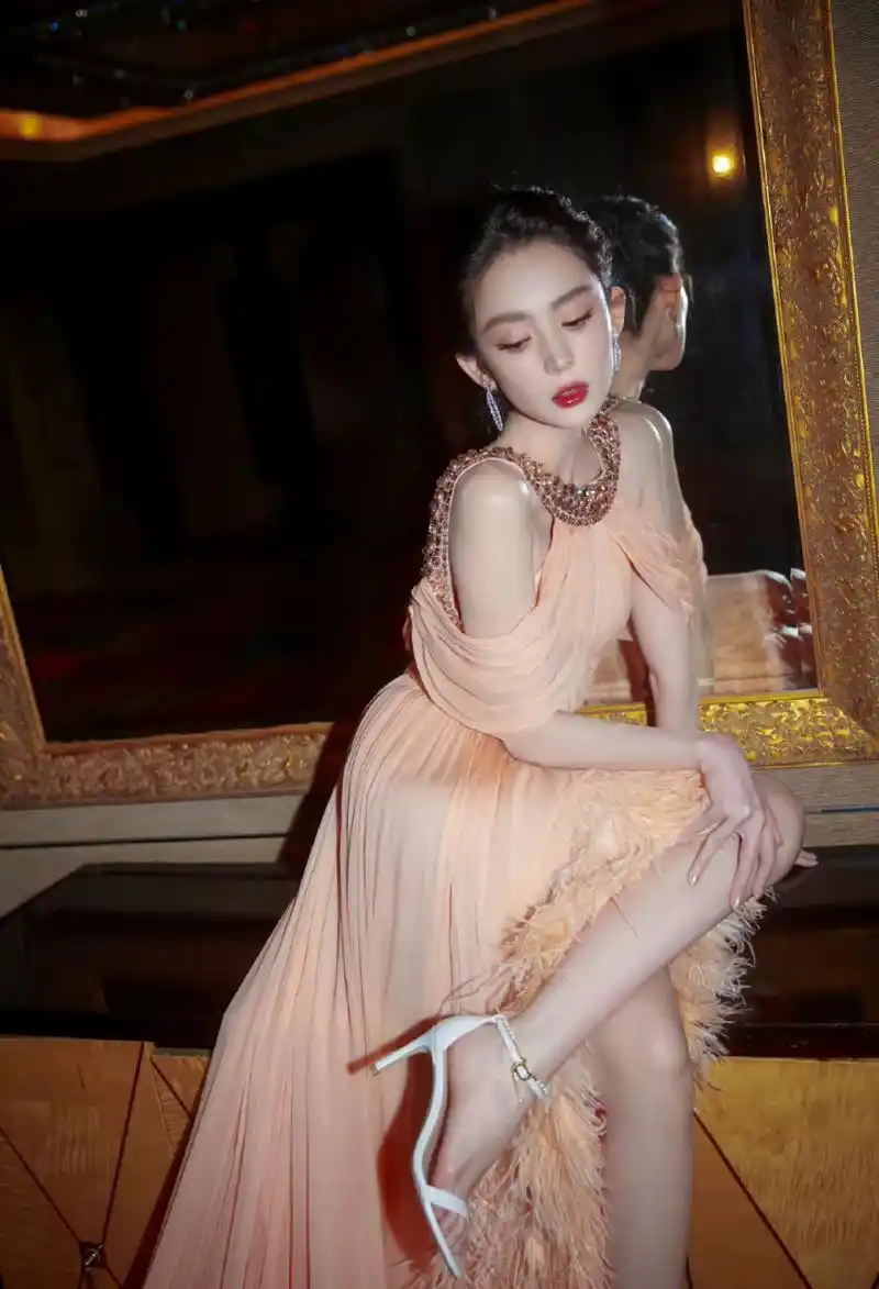 古力娜扎# 肤白貌美,身材曼妙,香肩玉背,美腿玉足