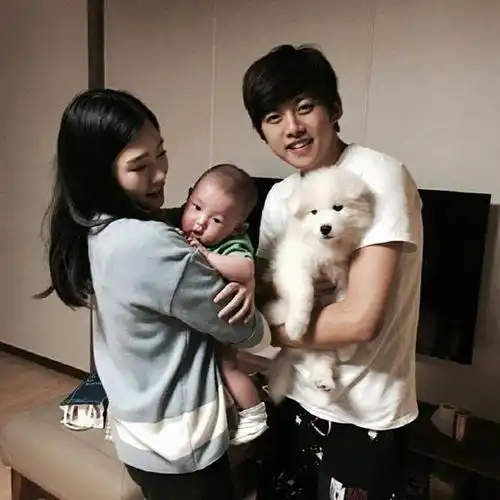 韩国爱豆届第一人,22岁奉子成婚25岁离婚