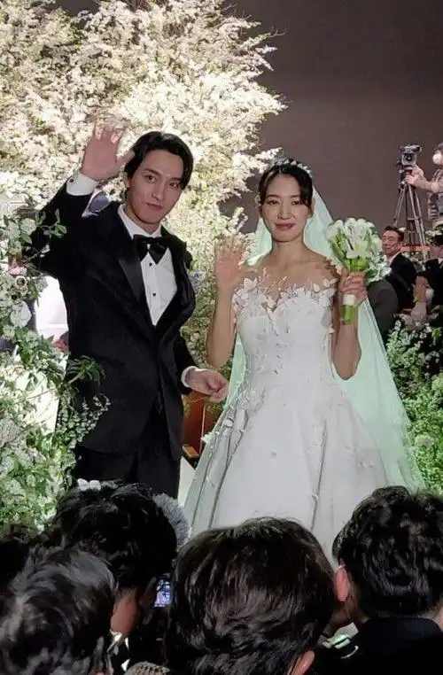 韩剧女神大婚半个娱乐圈都到齐李敏镐张根硕祝福引网友泪奔