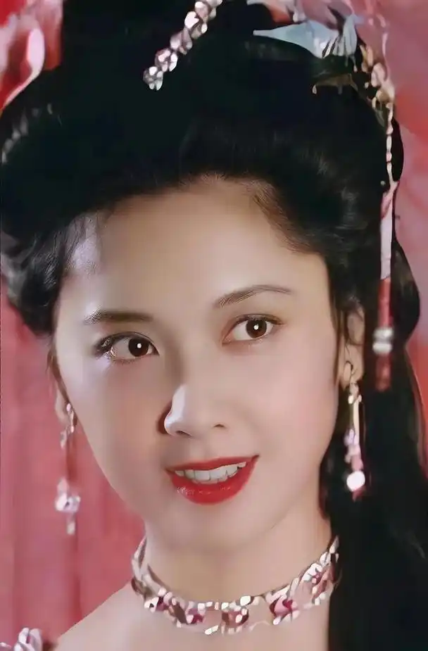更多的是少妇一般的妩媚,在拍摄完西游记后,丈夫由于种种原因跟朱琳