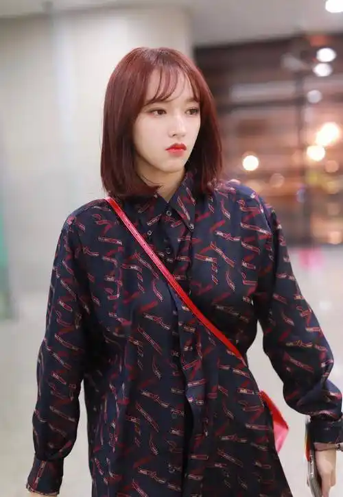 短发酷girl程潇穿衬衫走机场,配绑带长筒靴,长腿依旧瞩目_姐姐_衣服