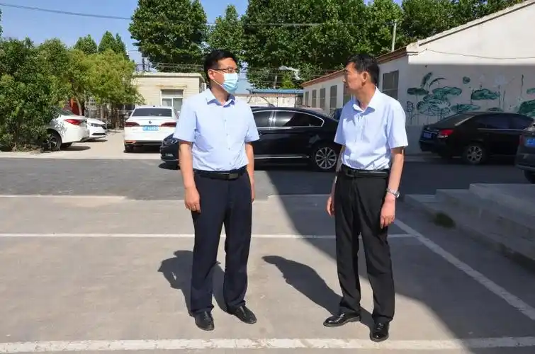 石台镇党委副书记镇长李晓东六一儿童节慰问梧南学校贫困儿童