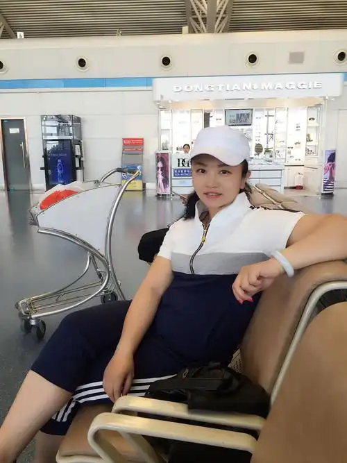 80后美女钟情家具美容 爱自拍发朋友圈(图)