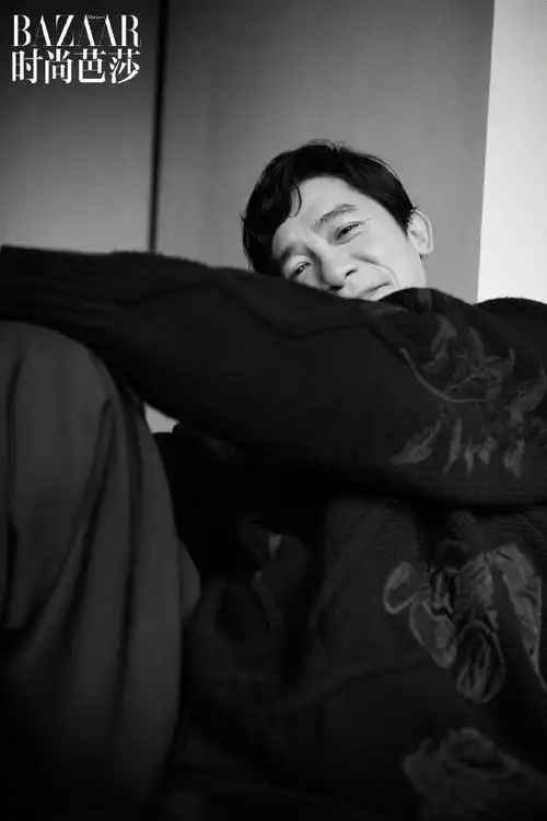 梁朝伟时尚芭莎封面##梁朝伟黑白生活感大片