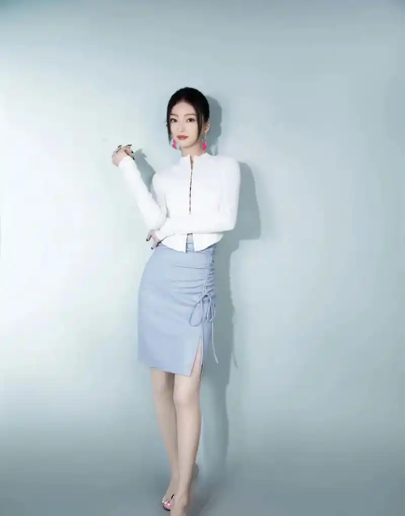 张韶涵:1982年,身高158,体重43kg.