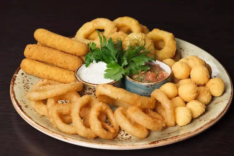 小吃拼盘,与爆米花和椰子虾, 炸薯条和啤酒小吃拼盘