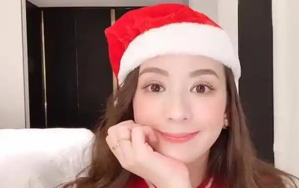 郭富城老婆晒照营业,十级滤镜下眼睛大又圆,"怼脸照"不像33岁_方媛