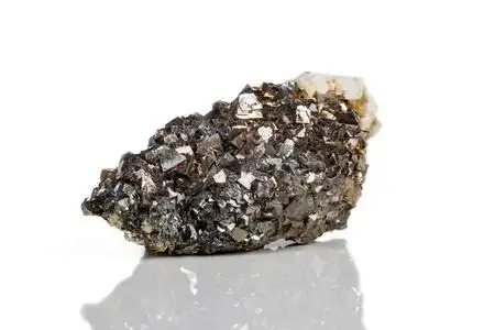 白色背景上的宏观矿物石砷黄铁矿照片