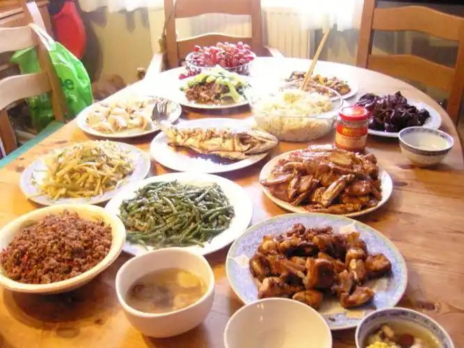 十个人,很壮观哦,看满满一桌菜呢,还有鸡汤,我炖的哦,除了花蟹炒年糕