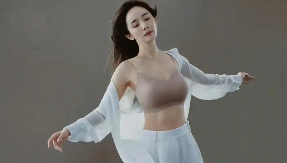 杨幂仅穿内衣拍性感大片!腹肌凸出身材傲人,皮肤光滑白嫩似鸡蛋_腾讯