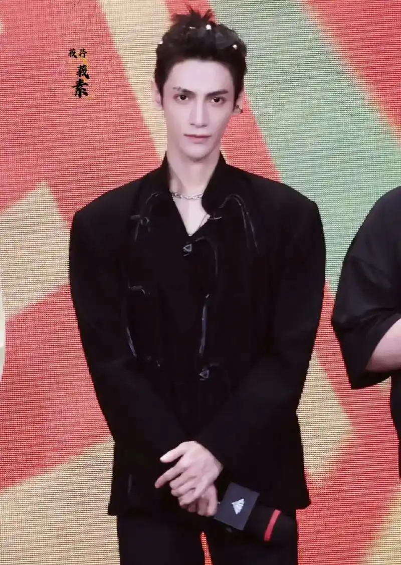 他就代言了英雄联盟,破防的人那么多,罗云熙是不是顶流我不知道,但是