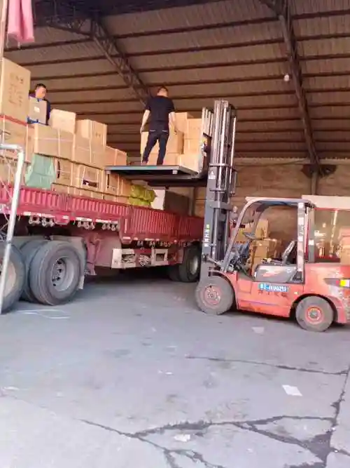 河南濮阳装卸工搬运工叉车工是在临沂兰山区物园区里负责日用百货的装