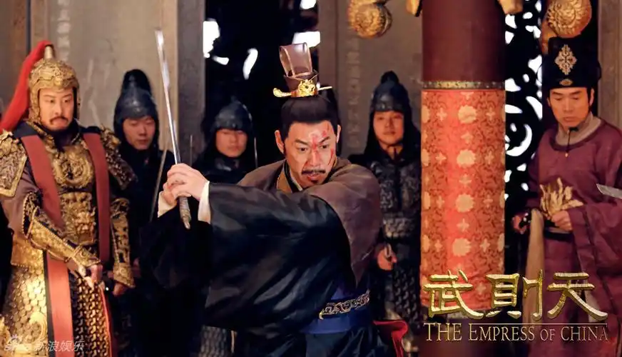 组图:《武则天》曝张丰毅剧照 挥剑怒砍杀气足